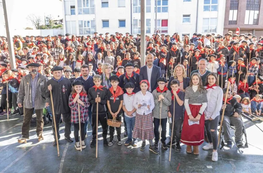 Noticias de Cantabria | El Cántabro | Unos 400 escolares de 11 centros educativos cantan 'Las Marzucas'