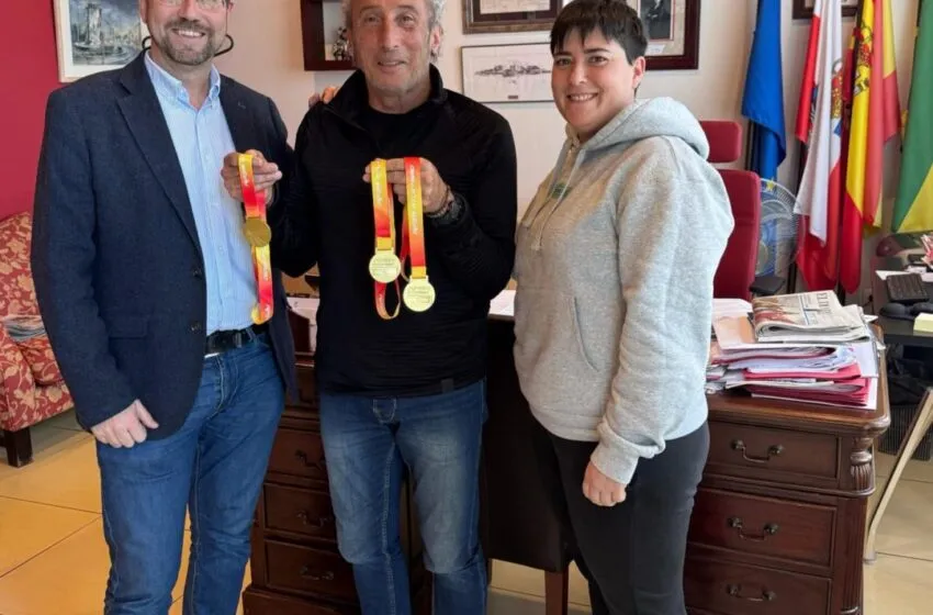  El Alcalde de Colindres recibe al atleta Mamel Expósito tras su victoria en el Campeonato de España Master celebrado en Antequera