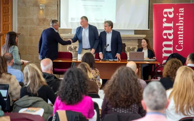  El consejero de Economía Luis Angel Agüeros presenta el plan de ayudas del proyecto TriRuralTech