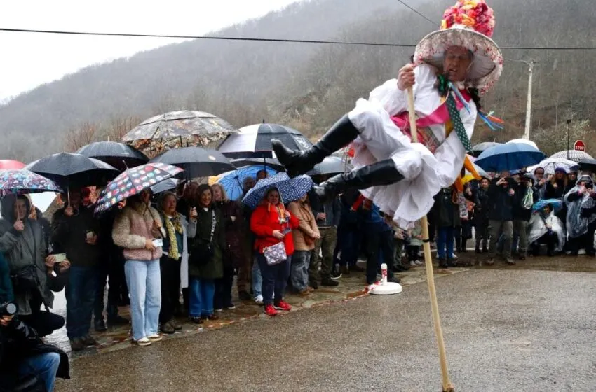 Noticias de Cantabria | El Cántabro | Buruaga asiste en Polaciones al Carnaval de los Zamarrones