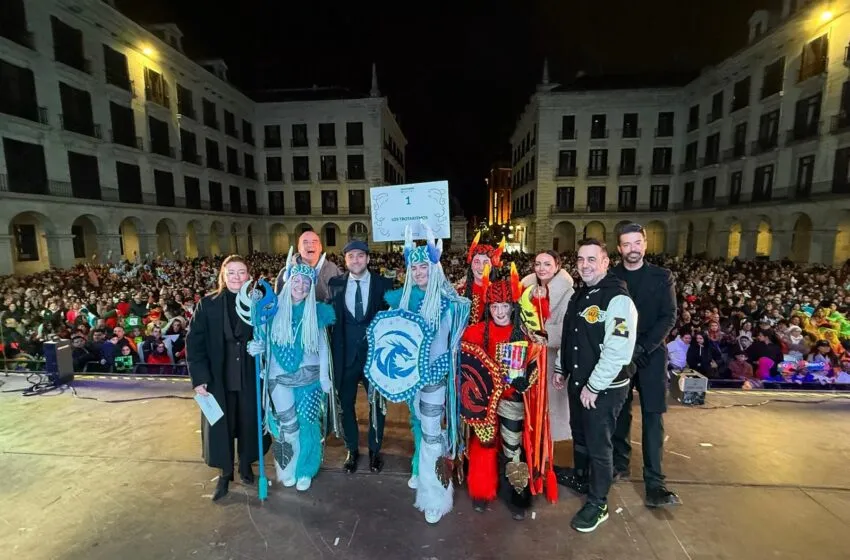 Noticias de Cantabria | El Cántabro | Santander entrega en la Plaza Porticada sus premios del Carnaval 2025