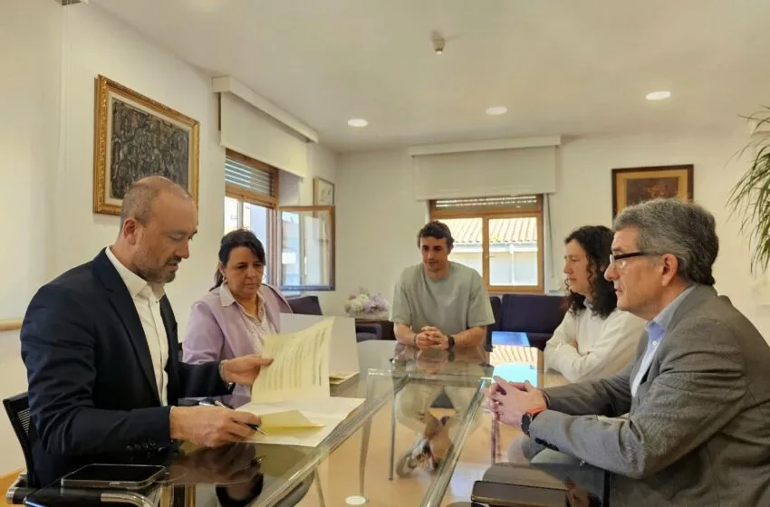 El Ayuntamiento de Torrelavega y el IES Miguel Herrero firman un convenio para la utilización del pabellón deportivo del centro