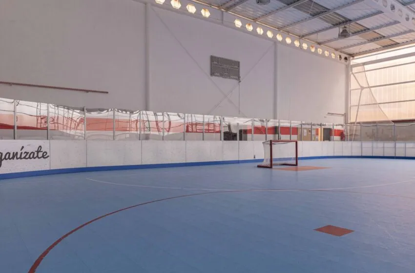 Noticias de Cantabria | El Cántabro | Mejora del Pabellón Mies de Vega con la instalación de un nuevo cerramiento en la pista de hockey