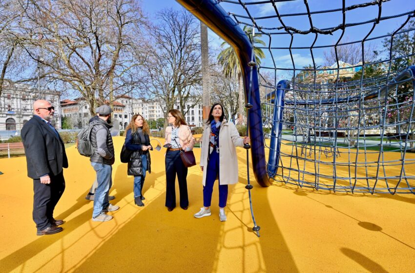 El parque infantil de los Jardines de Pereda mejora su seguridad y ofrece ya un espacio más cómodo
