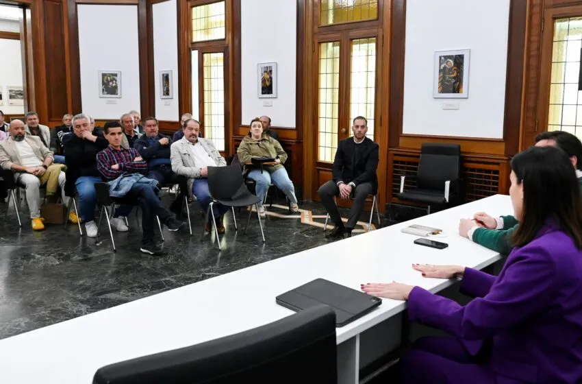 Noticias de Cantabria | El Cántabro | La alcaldesa informa a las peñas sobre la Feria de Santiago 2025 y las obras en la plaza