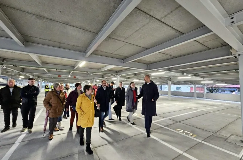 Noticias de Cantabria | El Cántabro | Asociaciones de comerciantes y representantes de la Unión Vecinal visitan el aparcamiento gratuito en altura de La Carmencita