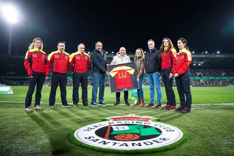  El Centro de Emergencias 112 del Gobierno de Cantabria realiza el saque de honor en el 112 aniversario de Racing