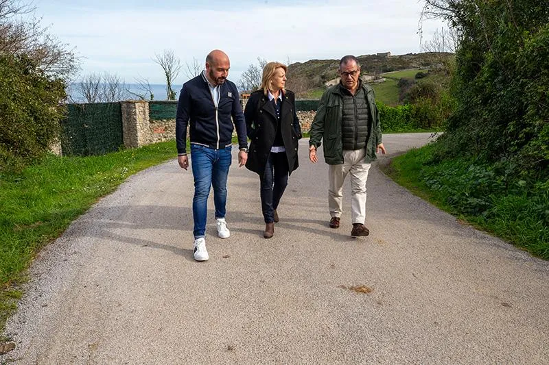  Susinos visita el camino acondicionado por el Gobierno en Laredo para mejorar la circulación y la seguridad vial entre Las Cárcobas y Valverde