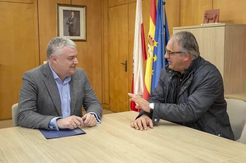  Luis Ángel Agüeros analiza con el alcalde de Vega de Liébana la posible implantación de bonificaciones fiscales en los municipios con riesgo de despoblamiento
