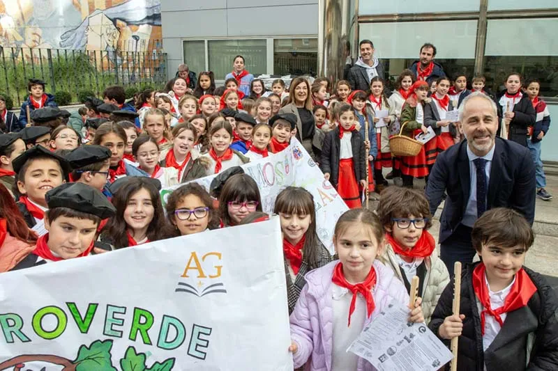 130 alumnos del colegio Castroverde de Santander cantan marzas a la presidenta Buruaga en la sede del Gobierno