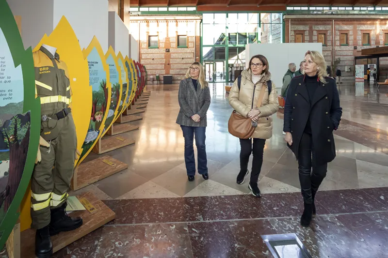 Noticias de Cantabria | El Cántabro | La consejera de Desarrollo Rural visita en la Biblioteca Central de Cantabria la exposición 'Incendios Forestales'