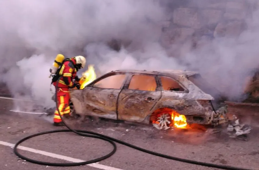 Los bomberos extinguen el incendio de un vehículo en la CA-640 a su paso por Liérganes
