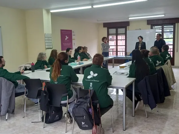  El Alcalde de Santa María de Cayón visita a los participantes en el Taller de Empleo “Valle de Cayón 2024”