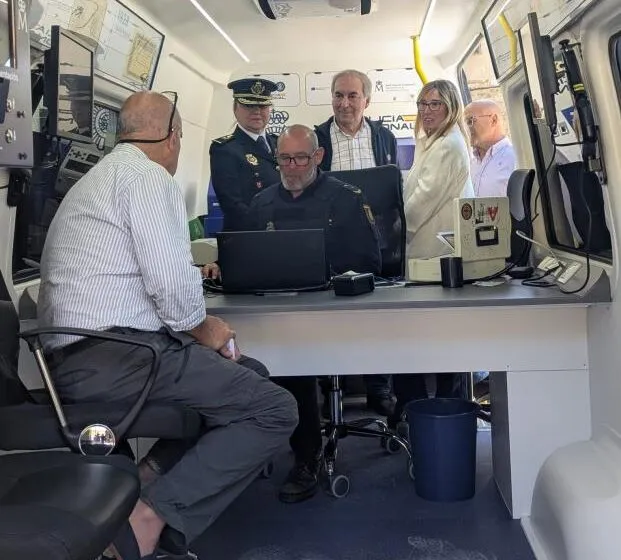 La Delegación del Gobierno presenta en Liébana el vehículo de la Policía Nacional que permite expedir DNI y pasaportes sin salir de la comarca