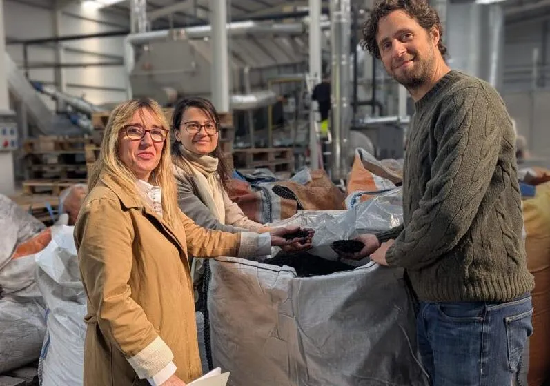 Noticias de Cantabria | El Cántabro | La delegada del Gobierno visita en Escalante la planta de Carbón Emergente, referente nacional en biochar