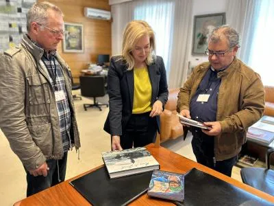 Noticias de Cantabria | El Cántabro | La Asociación de Vecinos de Cueto entrega a González Revuelta un libro conmemorativo por sus 50 años de historia