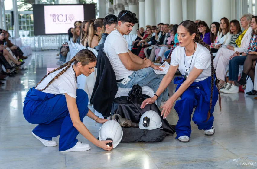 Noticias de Cantabria | El Cántabro | La Pasarela Moda Norte 2025 rinde homenaje a los mineros fallecidos en Asturias en su jornada inaugural