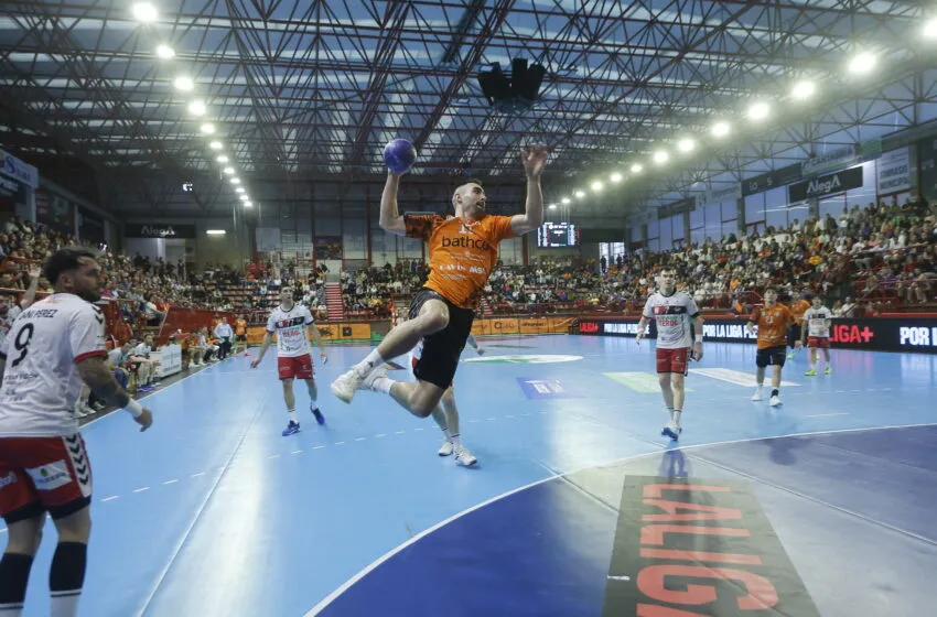 El Bathco BM Torrelavega firma un triunfo de récord ante el Viveros Herol BM Nava (28–24) Gran actuación de Leo Tercariol y regreso de Oswaldo Maestro en una noche histórica