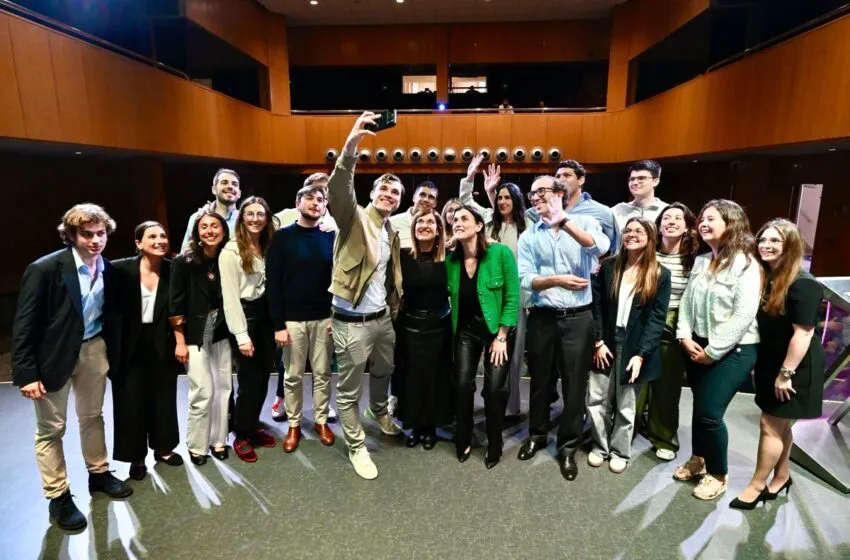 Noticias de Cantabria | El Cántabro | Buruaga garantiza "más oportunidades" para que los jóvenes de Cantabria sean "lo que quieren ser y no lo que les toque"