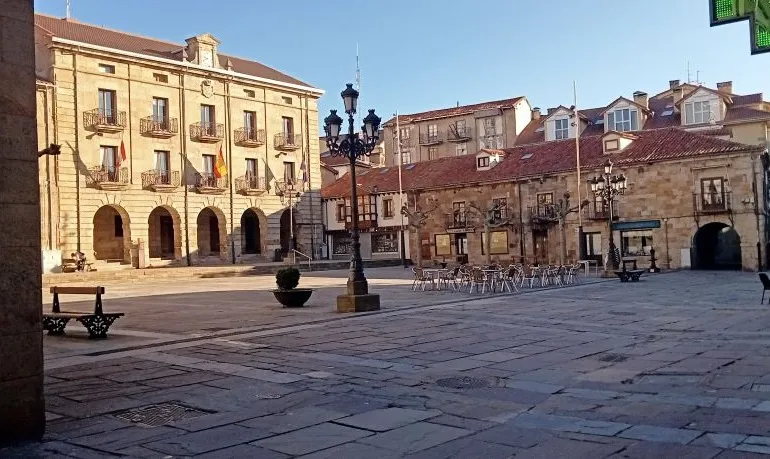 Convocados los comerciantes de la calle Mayor y la Plaza de España para informarles de la obra de reforma