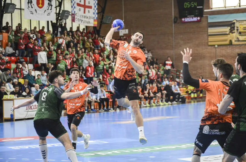 El Bathco BM Torrelavega firma un partido brillante y se impone con autoridad en Cuenca (26-35)