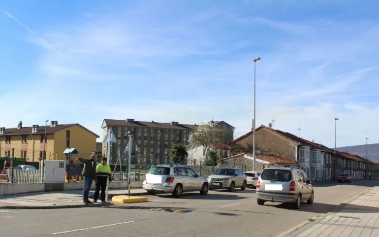  Instalados nuevos reductores de velocidad en la Avenida Cantabria y la Calle Tres Mares