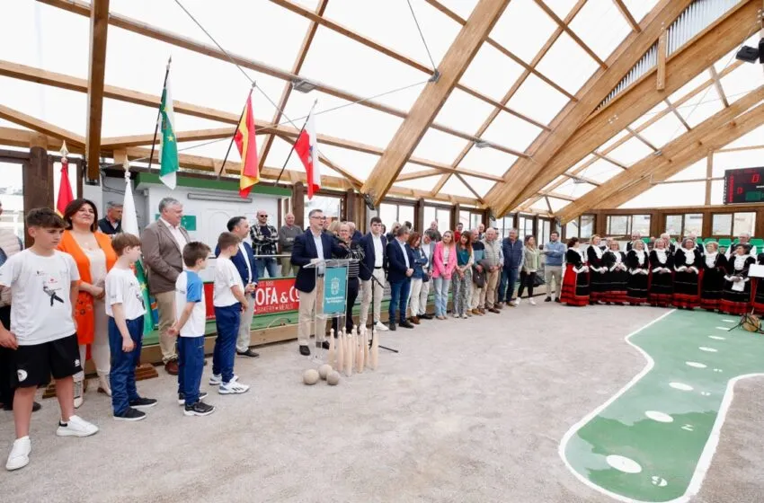 Agüeros y Martínez Abad asisten a la reapertura de la bolera cubierta de Arce tras su rehabilitación integral