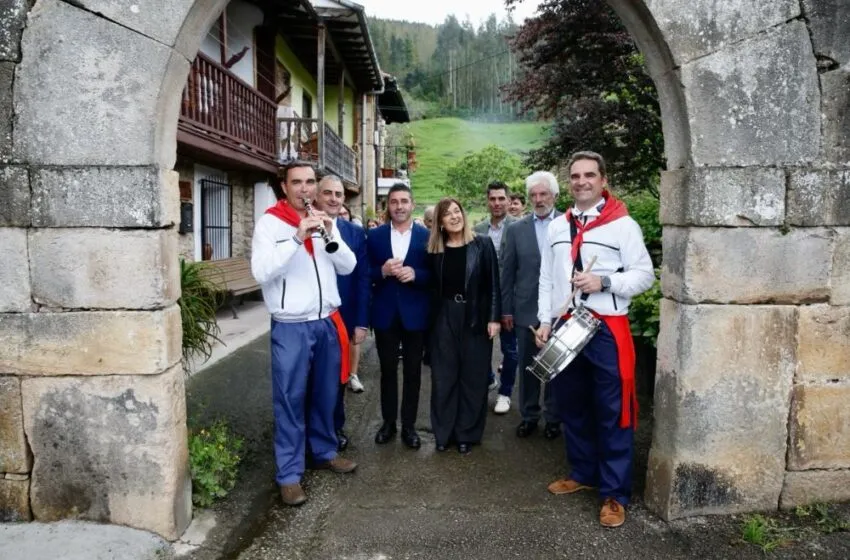 Noticias de Cantabria | El Cántabro | Buruaga entrega el título de Pueblo de Cantabria 2024 a San Martín de Toranzo