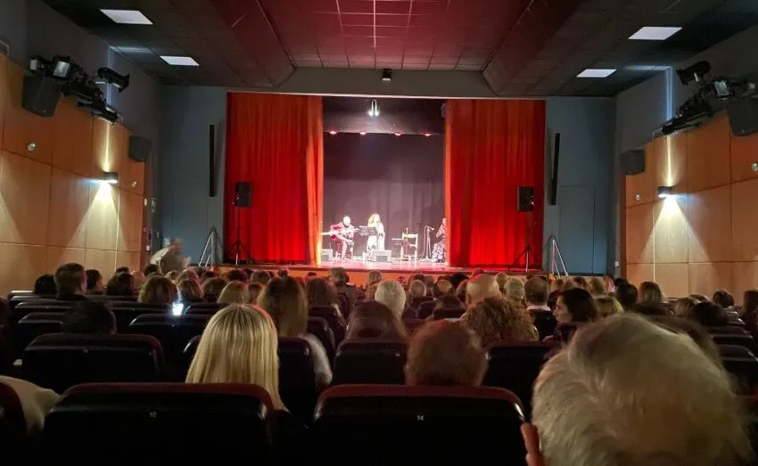 Noticias de Cantabria | El Cántabro | LA SALA BRETÓN CONSOLIDA SU ÉXITO Y AUMENTA NOTABLEMENTE SU PÚBLICO RESPECTO AL AÑO ANTERIOR