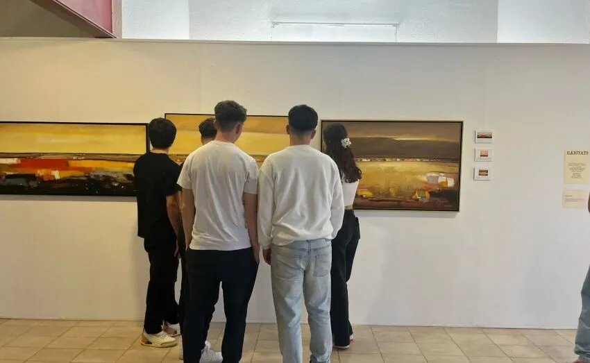  EL AYUNTAMIENTO DE ASTILLERO INAUGURA LA EXPOSICIÓN «ARTE Y BELLEZA CONTEMPORÁNEA» EN LA BIBLIOTECA MIGUEL ARTIGAS