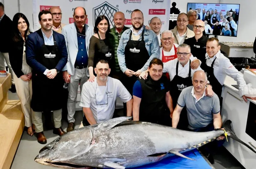 Noticias de Cantabria | El Cántabro | Una demostración del despiece de atún protagoniza la inauguración de ‘La Cocina de la Plaza’