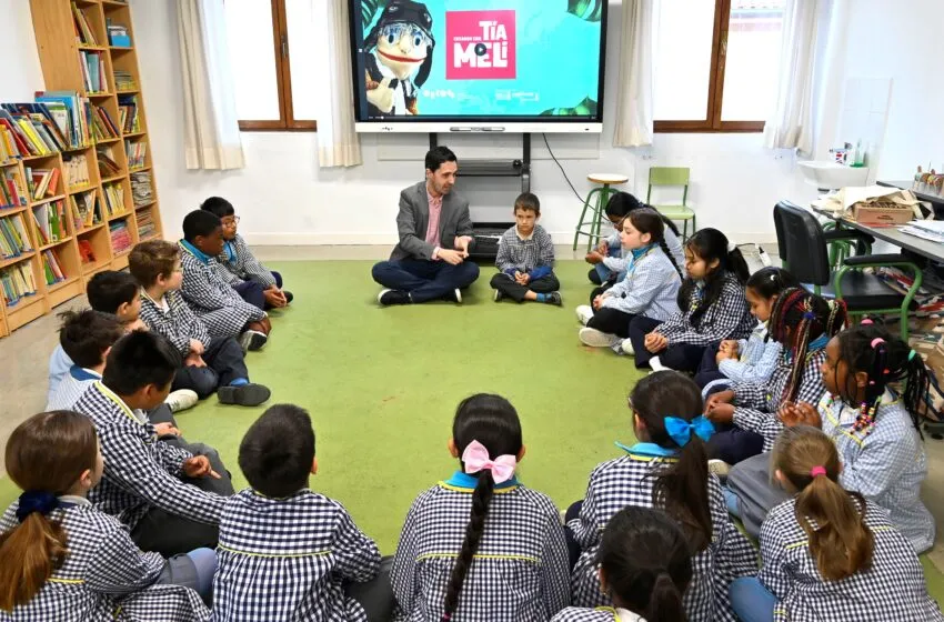 Noticias de Cantabria | El Cántabro | Los escolares ya disfrutan de la marioneta viajera Tía Meli que les ayuda a conocer Perú