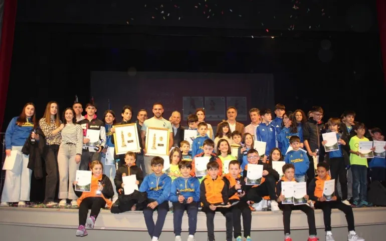  Alexis Fernández Castro recoge el Trofeo Ebro al mejor deportista campurriano