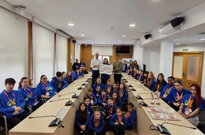  López Estrada recibe a los bailarines del Bst Danza tras su brillante participación en el ‘Dance World Cup Spain’