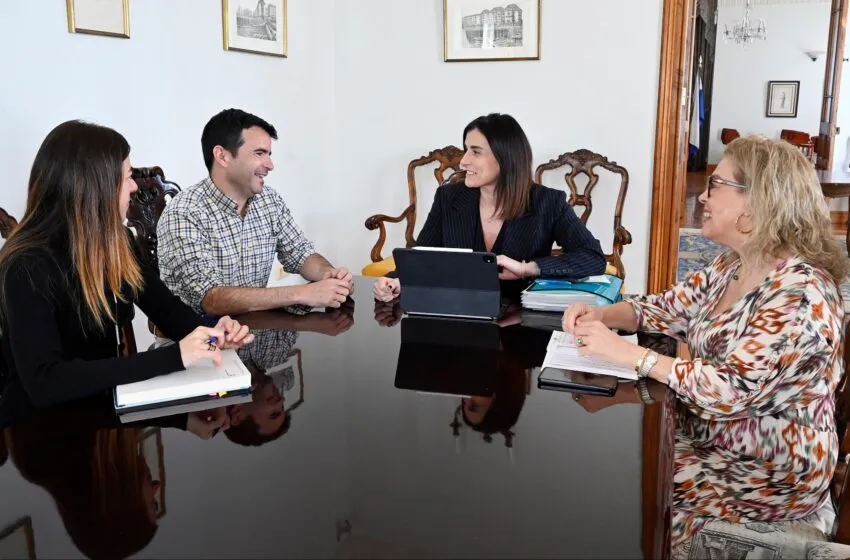 Noticias de Cantabria | El Cántabro | La alcaldesa recibe a la nueva directiva de la Asociación de Guías de Turismo APIT