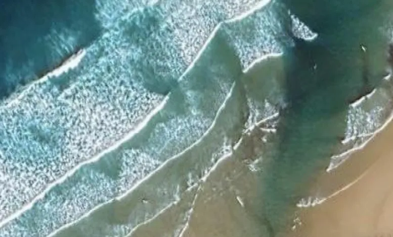 Un hombre rescatado del agua por surfistas en la playa de Somo