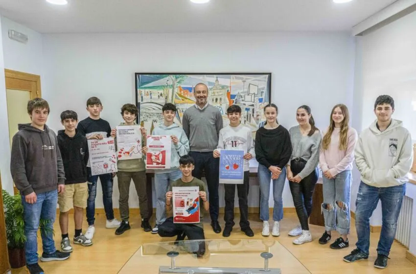 Noticias de Cantabria | El Cántabro | Estudiantes de 3º de la ESO del colegio SSCC presentan a López Estrada su proyecto ‘Sé el héroe de alguien mañana, dona sangre hoy’