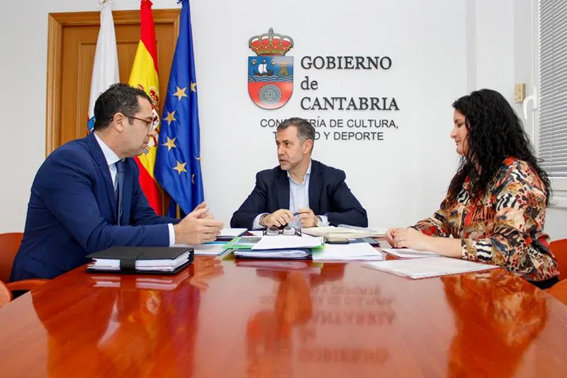 Noticias de Cantabria | El Cántabro | El alcalde de Val de San Vicente solicita a Cultura colaboración para ejecutar el proyecto de rehabilitación de la cubierta de la Torre de Estrada