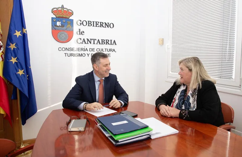 Noticias de Cantabria | El Cántabro | La alcaldesa de Los Tojos repasa con Martínez Abad diferentes proyectos para el municipio