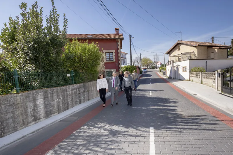  Media inaugura las aceras y el paseo peatonal que conecta «de forma segura» Prezanes y Soto de la Marina