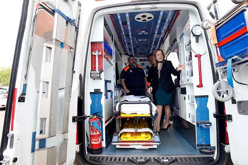  Isabel Urrutia presenta un nuevo vehículo de Protección Civil para Camargo