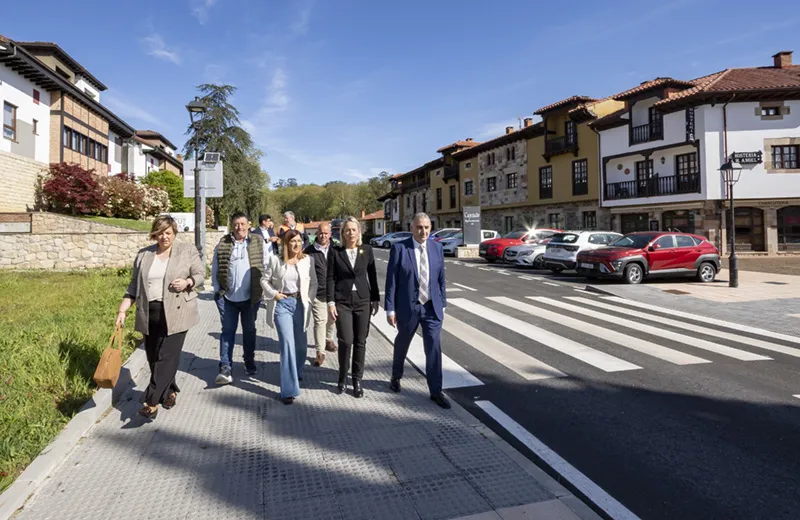  Buruaga inaugura la mejora de la circulación en Santillana del Mar y los accesos al zoo y a las Cuevas de Altamira