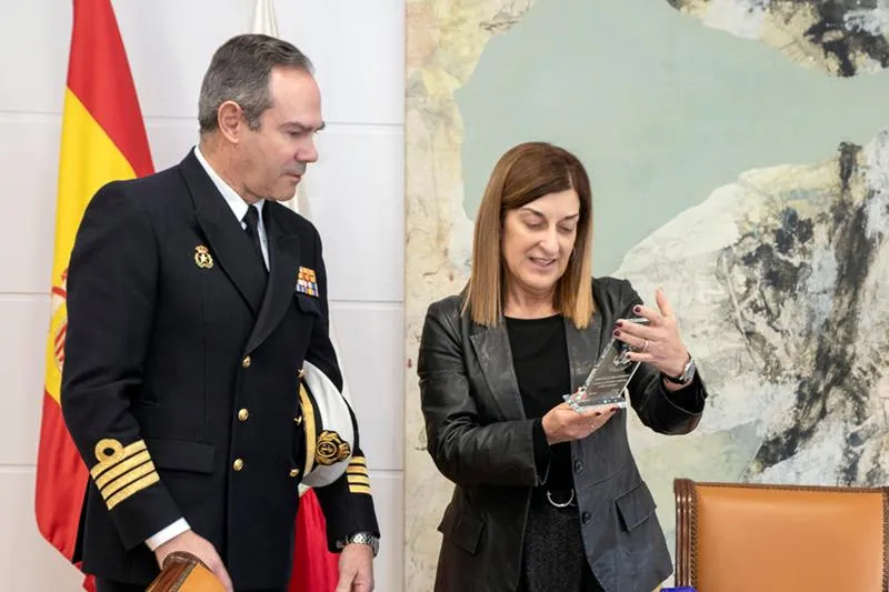  Buruaga felicita a la Comandancia Naval de Santander por su 250 aniversario y reconoce su servicio en Cantabria
