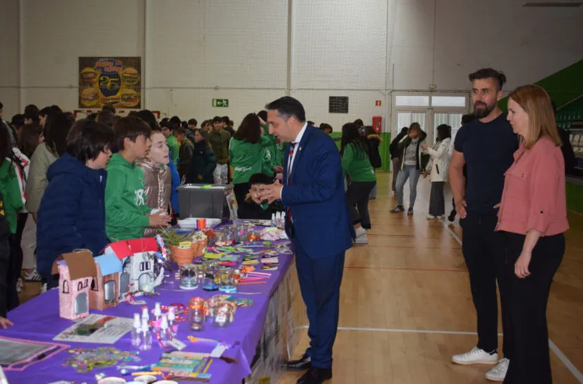  Estudiantes de Piélagos, Camargo, Santander y Torrelavega venden productos solidarios en el VII Mercado de Cooperativas Escolares celebrado en Renedo