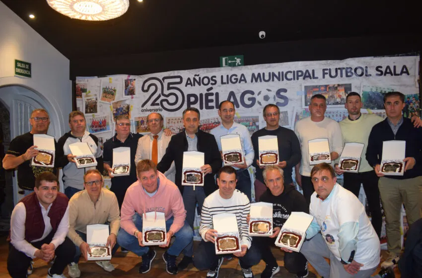 Noticias de Cantabria | El Cántabro | La Liga municipal de fútbol sala de Piélagos celebra su 25º aniversario reconociendo a jugadores veteranos y a su impulsor, José Manuel Alegría