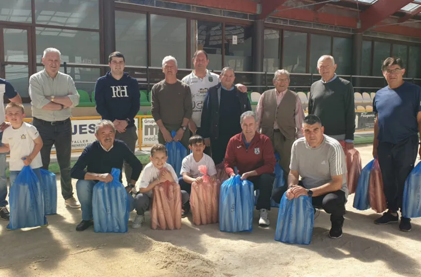 Noticias de Cantabria | El Cántabro | El Ayuntamiento entrega juegos de bolo palma a las peñas y a la Escuela municipal de Piélagos