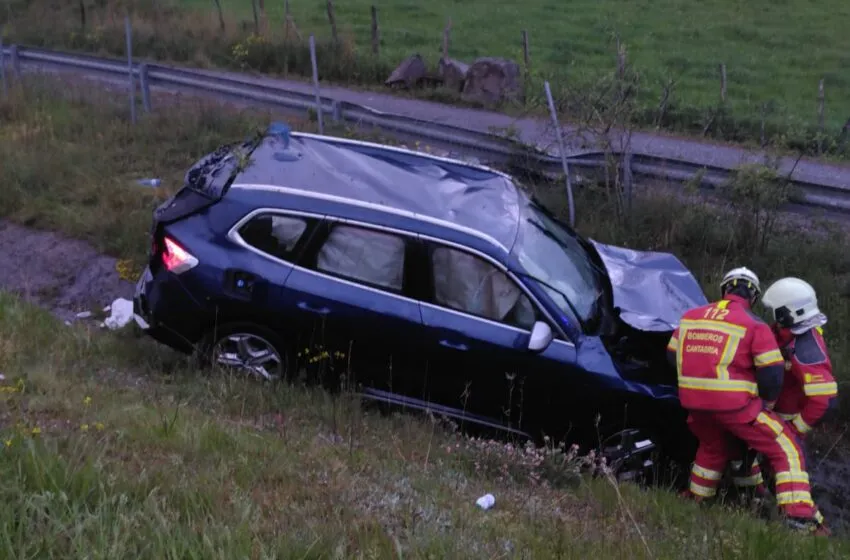 Dos heridos leves en un accidente con vuelco en la A-67 a la altura de Campoo de Enmedio