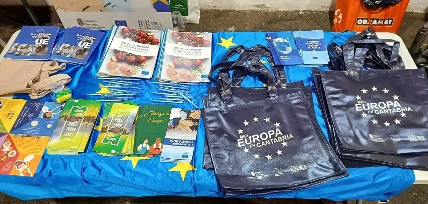  El viernes 9 de mayo con motivo del Día de Europa, el Punto de Información Europeo Valles Pasiegos se trasladó al Mercado de Sarón