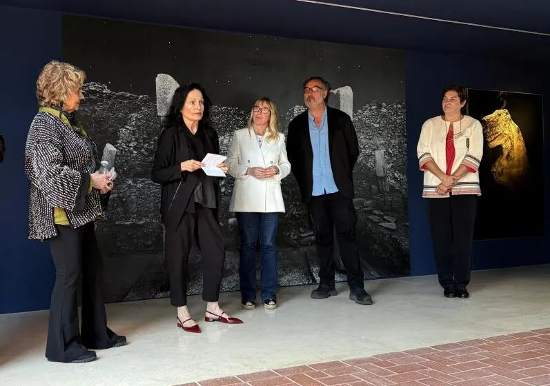 Gómez de Diego inaugura la exposición ‘Una nueva historia’ de Isabel Muñoz en el Museo Nacional y Centro de Investigación de Altamira