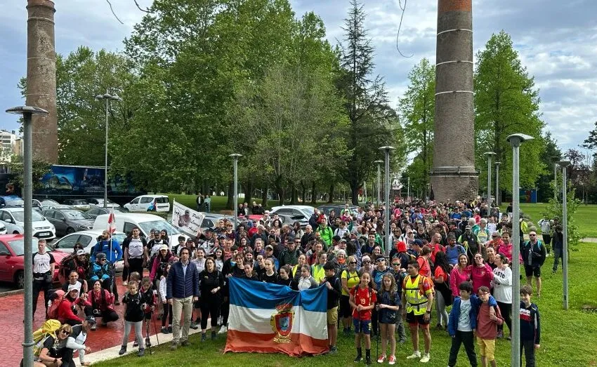 Noticias de Cantabria | El Cántabro | MÁS DE 3OO VECINOS DE ASTILLERO PARTICIPAN EN LA TRADICIONAL SUBIDA A PEÑA CABARGA